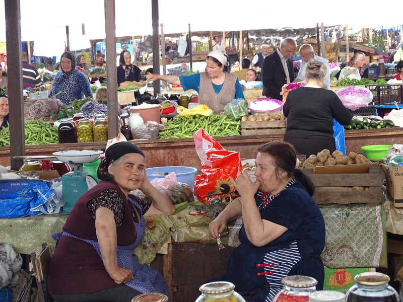 Şəki çay kənarı və bazar