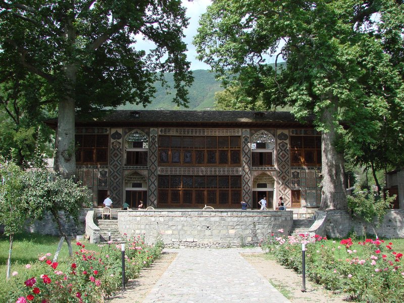 Şəki: xan sarayı və tarixi mərkəz